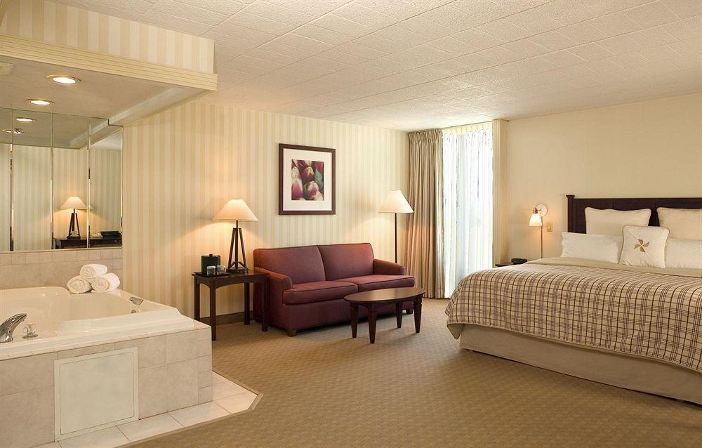 Ramada By Wyndham Greensburg Hotel & Conference Center Eksteriør bilde