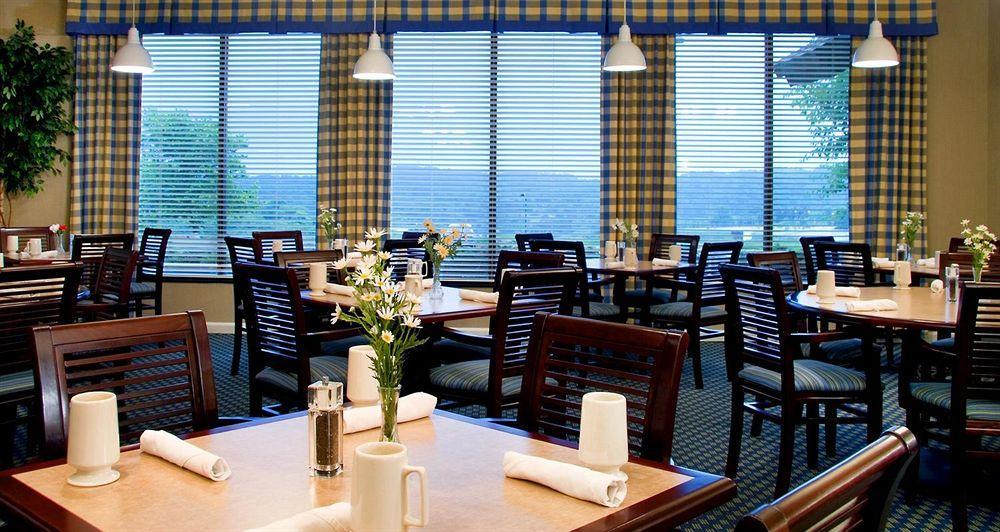Ramada By Wyndham Greensburg Hotel & Conference Center Restaurant bilde